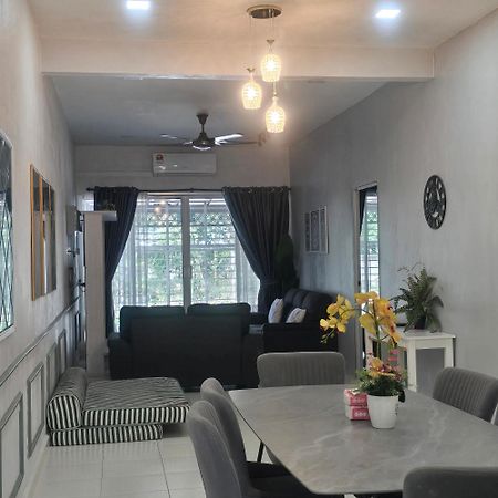 Rantau Panjang Private Pool Cassa Dinies, Wifi , Bbq,10 Pax 빌라 외부 사진
